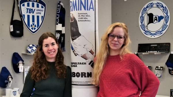 Die neue SV-Geschäftsführerin Julia Wolfrum (rechts) wurde in ihren ersten Tagen im Heimspiel OWL von Melina Schlüter unterstützt. - © Jörg Hagemann