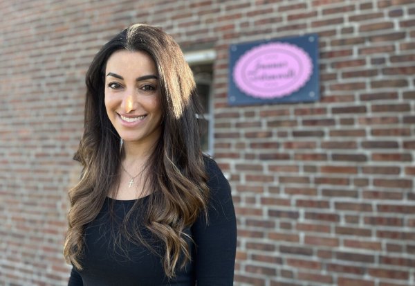 Azize Ünal (40) aus dem Kreis Gütersloh hat sich mit "Juanas Tortenwelt" selbstständig gemacht. Der Name ist ihrer 13-jährigen Tochter gewidmet. - © Lena Vanessa Bleck