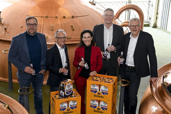 Jens Hoffmann (von links), Peter Lohmeyer (Marketingleiter), Simone Lapossy (Pressesprecherin Haus-Cramer-Gruppe), Hiddenhausens Bürgermeister Andreas Hüffmann und Frank Rottmann stoßen auf die Investitionen an. - © Haus-Cramer-Gruppe