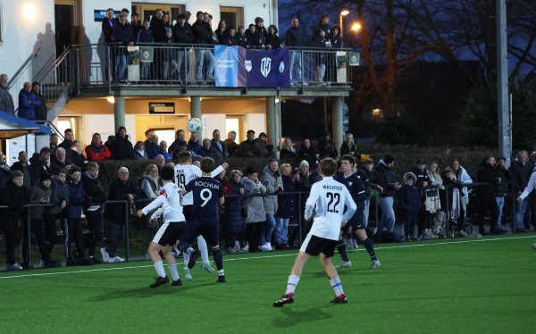 Tolle Kulisse in Jerxen-Orbke: Rund 450 Zuschauer verfolgen das C-Junioren-Westfalenpokalspiel zwischen dem JFV Lippe (weiße Trikots) und dem VfL Bochum. - © Paul Cohen