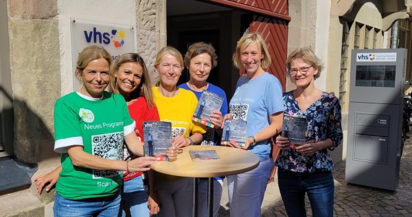 Sie sind die VHS-Ansprechpartnerinnen in Lemgo: Ellen Lüke (Gesundheit), Karin Wiebe von der Verwaltung, Andrea Hütte (Integration), Christiane Purrmann (Sprachen), Ines Kortemeier (berufliche Bildung) und die Leiterin des Hauses Claudia Biehahn. - © Katrin Kantelberg
