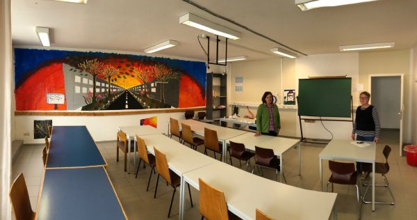 Angelika Kirchberger (links) und Marianne Klocke-Kramer stehen in einem leeren Seminarraum im awb-Haus am Kiliansweg. In dem von Bad Salzufler Gymnasiasten bunt gestalteten Unterrichtsraum finden normalerweise täglich Deutschkurse statt.  - © Thomas Reineke