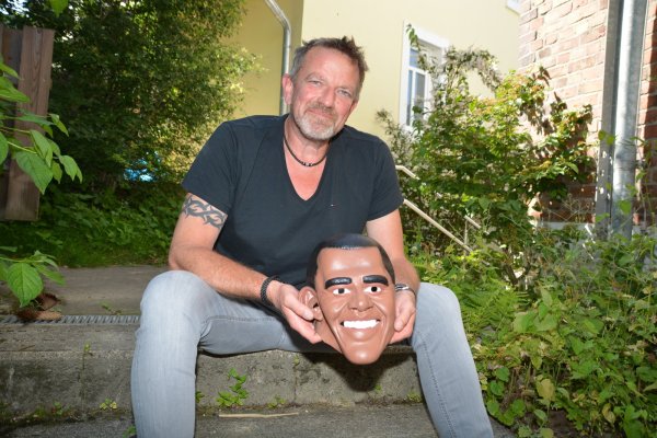 Jörg Wedderwille, Leiter des AWO-Kinder- und Jugendtreffs, hat mit seinen Kolleginnen Videos mit Challenges erstellt, die auf YouTube unter „AWO4Ju" zu sehen sind. Wedderwille ist dabei in die Rolle von Barack Obama geschlüpft. - © Karin Prignitz