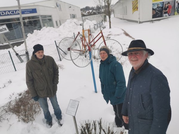 Spuren im Schnee zeigen das Interesse am neuen Kunstpfad-Kunstwerk "Fahrrad" an der Extertalstraße. Darüber freuen sich (von links) Armin Wehrmann (Leiter der Radwandergruppe im Heimatverein), Ursel Haverich (Vereinsvorsitzende) und Wolfgang Redeker (Initiator Barntruper Kunstpfad). - © Sylvia Frevert