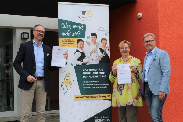 „TOP-Ausbilder": (v.l.) Christian Lüdeking (Ringhotel Waldhotel Bärenstein) und Birgit und Holger Lemke („Windmühle Fissenknick") freuen sich über die Auszeichnung ihrer Ausbildungsbetriebe. Foto: Joline Heller - © Joline Heller