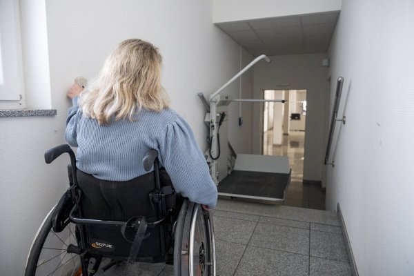 Eine Schlichtungsstelle ist zuständig, wenn sich Menschen mit Behinderungen von Bundesbehörden und -einrichtungen diskriminiert fühlen. Etwa wenn es um die bauliche Barrierefreiheit geht. - © Daniel Vogl/dpa