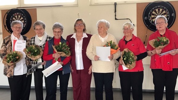 Es freuen sich die Geehrten (von links) Rita Wehmeyer, Ingrid Beermann (je 50 Jahre Mitglied), Erika Hellweg (45 Jahre), Vorsitzende Regina Suett, Christa Herrmann, Friedchen Reuter (je 35 Jahre) sowie Brigitte Becher (25 Jahre). - © AWO Ehrsen-Breden