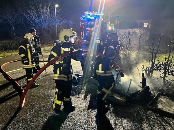 Die Feuerwehr Extertal bekämpfte am Mittwochabend einen Brand an einer Hecke in Nalhof. - © Löschzug Bösingfeld