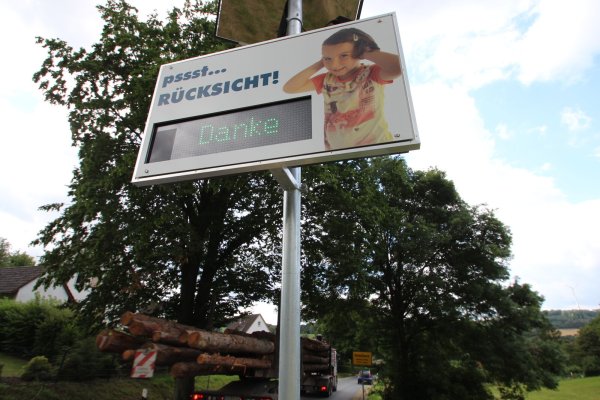 "Danke" sagt das Display (hier in Heidelbeck) demjenigen, der sich an die Geschwindigkeitsbegrenzung hält und nicht zu viel Lärm macht. - © Archivfoto: Jens Rademacher
