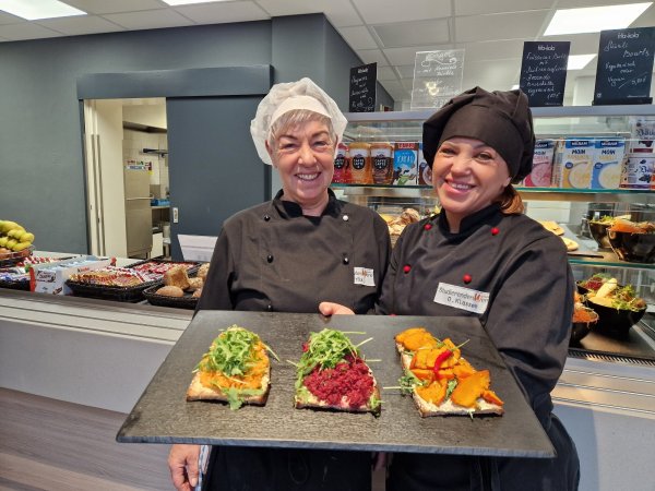Ina Fritz (links) und Olga Klassen freuen sich darauf, den Gästen vegetarische und vegane Speisen anzubieten. - © Studierendenwerk Bielefeld
