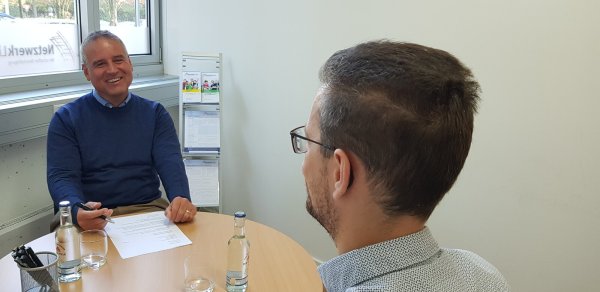 Jens-Georg Grünebaum ist Bereichsleichter Personaldienstleistungen beim Netzwerk Lippe. In persönlichen Gesprächen versucht er ein Gespür dafür zu entwickeln, ob Unternehmen und Klient zusammenpassen. - © Niklas Böhmer