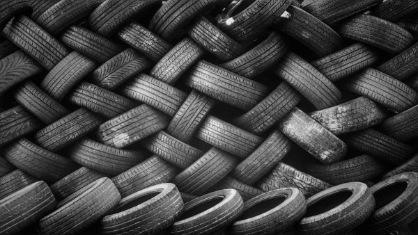 Altreifen sind werden bisher oft bei der Zementherstellung verbrannt. Ein neueres Entsorgungsverfahren ist die Pyrolyse. - © Symbolfoto: pixabay.com