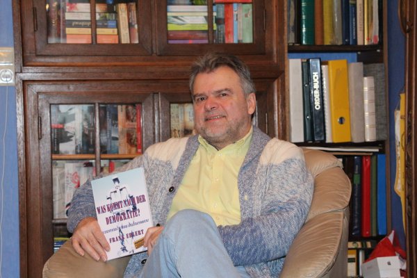 Mit seinem Buch: Frank Ehlert hat sich eingehend mit dem Thema Demokratie auseinandergesetzt. - © Freya Köhring