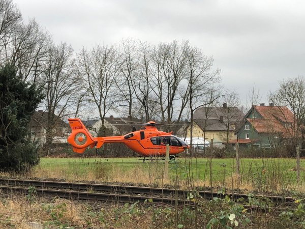 Rettungshubschrauber Christoph 13 landet auf einer Wiese nahe der Schötmarschen Straße. - © Feuerwehr Lage