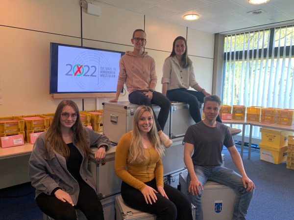 Das Briefwahl-Team der Stadt Bad Salzuflen um (oben, von links) Larissa Deppe und Svenja Zörkendörfer
sowie (unten von links) Lea Spellmeier, Clarissa Pickelmann und Leo Podlich. - © Stadt Bad Salzuflen