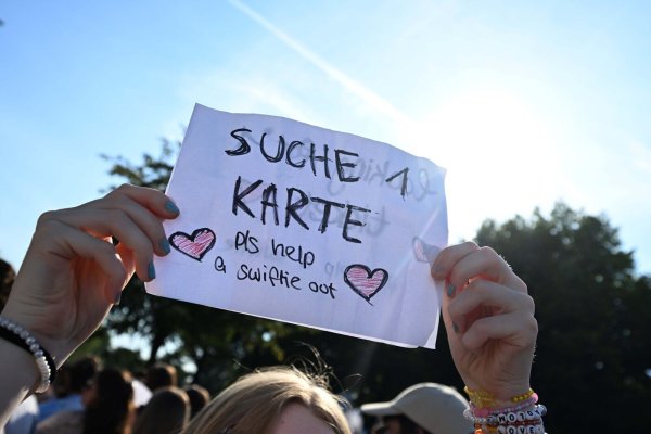 Abseits der offiziellen Verkaufswege von Karten lässt sich zwar etwas sparen, doch es kann auch dazu kommen, dass sie am Ende ungültig sind. - © Felix Hörhager/dpa