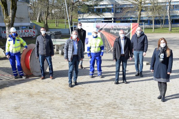 Schnelles Netz für Horn-Bad Meinberger Schulen. Es informierten sich vor Ort über die Baumaßnahme (v.l.): Maria Kemker (Westenergie AG)¸ Johannes Gerdiken (Sekundarschule Horn Bad Meinberg), Dr. Peter Pahmeyer (Gymnasium Horn-Bad Meinberg), Torgard Engmann (Schule am Teutoburger Wald), Thomas Wiedemann (Westnetz GmbH), Bernd Strömich (Grundschule Horn), Bürgermeister Heinz-Dieter Krüger, Manuela Kupsch (Kreis Lippe). - © EON WESTNETZ