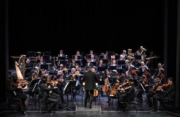 Das Sinfonische Orchester des Landestheaters beim Nuejahrskonzert: Zum Jubiläum gibt es ein Festkonzert erst in der nächsten Spielzeit. - © Bettina Stoess/Landestheater