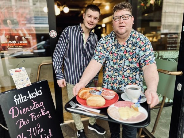 Wilhelm Heifer (links) und David Baeyens Besuch im Bistro "Der kleine Belgier". - © Stefan Becker