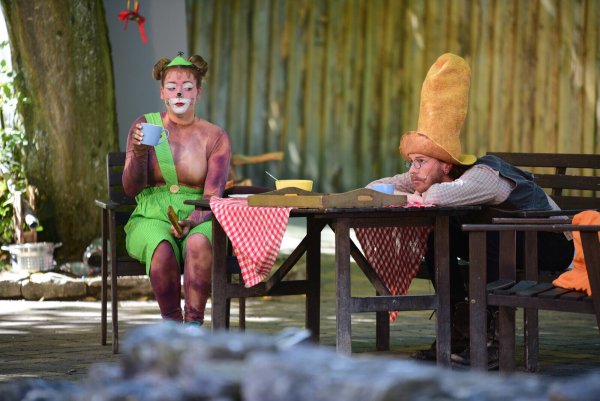 Findus und Pettersson, gespielt von Rebekka Bauer und Sven Winkelmann, erleben allerhand Abenteuer. - © Nicole Ellerbrake
