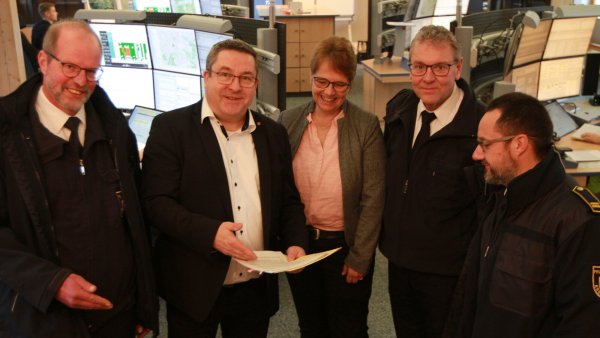 Sie stellen die Leitstellenbilanz 2024 vor (von links): Achim Reineke (Fachgebietsleiter Rettungsdienst), Landrat Dr. Axel Lehmann, Verwaltungsvorständin Sabine Beine, Fachbereichsleiter Meinolf Haase und Sascha Medina (Fachgebietsleiter Leitstelle und Technik) - © Martin Hostert