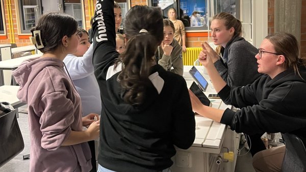 Über 80 neugierige Schülerinnen und Schüler der 5. und 6. Klassen forschten kürzlich bis in die späten Abendstunden in der Schule. - © Gesamtschule Aspe