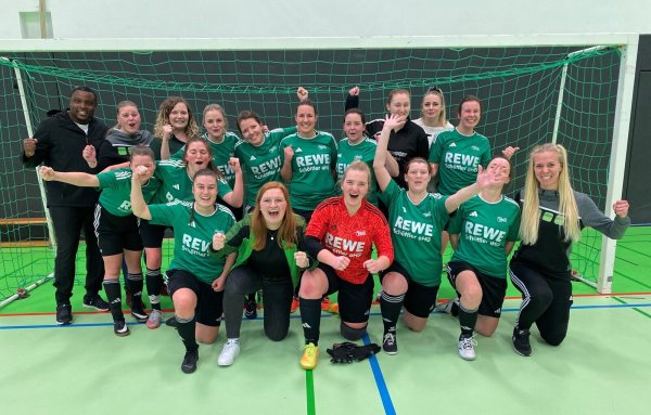 Groß ist die Freude bei den SF Oesterholz-Kohlstädt nach der Qualifikation für die LZ-Cup-Endrunde. - © Sebastian Lucas