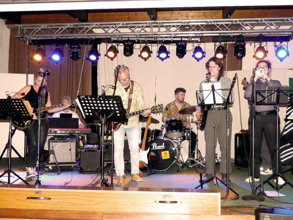 Die Band "Fritz Krisse’s Rocking Spaces" heizt beim Benefizkonzert in Heiligenkirchen ordentlich ein. - © Rudi Rudolph