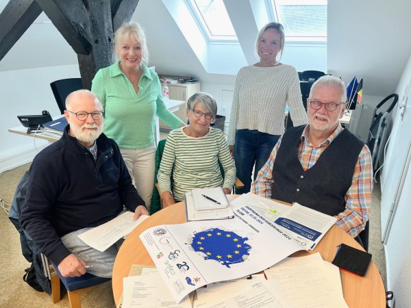Die Deutsch-Finnische Gesellschaft mit (von links, sitzend) Armin Schiffner, Monika Link und Bernd-Heinrich Korte bereitet in diesem Jahr gemeinsam mit Martina Gurcke (von links, stehend) und Gabriele Knittel von Team Europa der Stadt Detmold die Europatage vor. Das Projekt ist Teil der Landesinitiative Europa-Schecks NRW. - © Stadt Detmold