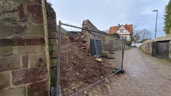 Bis jetzt ist die Stadtmauer vor der Weinbergpforte ziemlich lädiert. Der Bereich ist abgesperrt, nachdem der Baumstumpf inklusive Wurzel entfernt wurde. - © Marianne Schwarzer