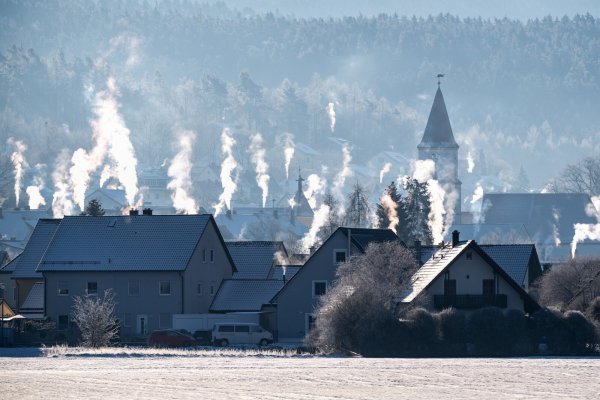 Typisches Winterbild - Schornsteine auf den Hausdächern rauchen in der kalten Luft. So ähnlich wie in Luthe-Wildenau sah es in den vergangenen Tagen auch im Kreis Lippe aus. - © picture alliance/dpa