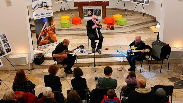 Die Jazzkapelle Oerlinghausen mit (von links) E-Gitarrist Bruno Götze, Posaunist Christoph Leo und E-Bassist Michael Voß eröffnet neue Klangwelten in der kleinen Hedwigskapelle. - © Karin Prignitz