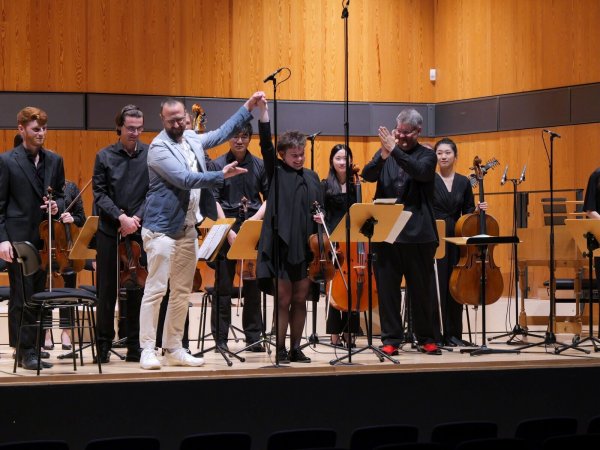 "Vier Jahreszeiten im Klimawandel". Das Ensemble Earquake interpretiert die Neukomposition "Summer Distortion". Mit Komponist Mark Barden, Sologeigerin Sara Saviet und Dirigent Florian Ludwig (von links). - © Thomas Krügler