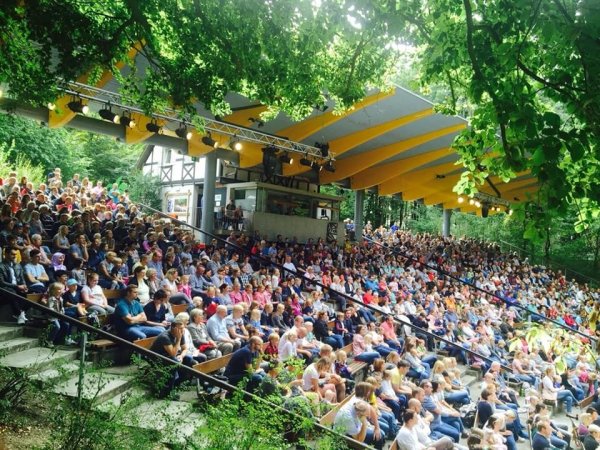Die Stadt Horn-Bad Meinberg lädt erneut ihre Senioreninnen und Senioren auf die Freilichtbühne Bellenberg ein. - © Freilichtbühne Bellenberg