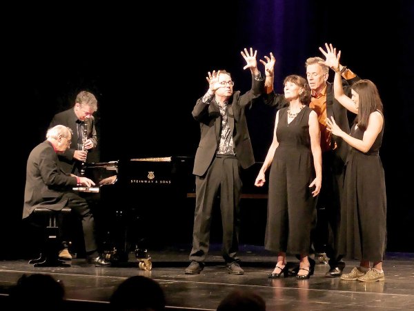 Das Ensemble Impropera mit Anthony Ingle am Piano, Pete Furness an der Klarinette sowie Moderator Niall Ashdown, Susan Bisatt, Fiona Finsbury und David Pearl. - © Rudi Rudolph