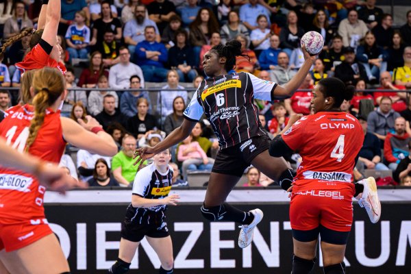 Blombergs Laetitia Quist zieht im Pokalfinale gegen Luwigsburg (Kaba Gassama, rechts) ab. - © Marco Wolf