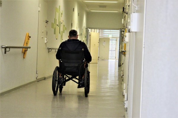 Michael K. ist seit einigen Monaten in der Pflegeabteilung der JVA Hövelhof untergebracht. Ihm wurde vor seiner Haftstrafe ein Bein amputiert. - © Lukas Brekenkamp