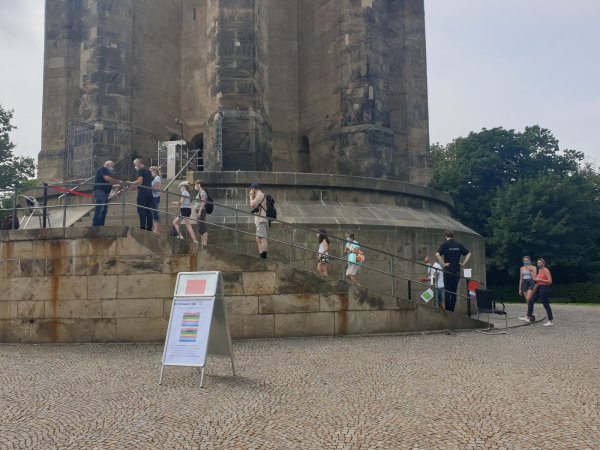Am Tag der Wiedereröffnung werden Besucher zum Aufstieg in das Hermannsdenkmal gelassen. - © Yannick Sonntag(LZ)