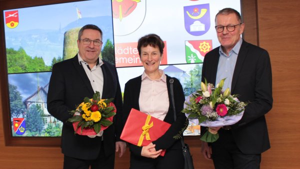 Landrat Dr. Axel Lehmann (links) und Martin Gustorff (rechts), Dezernent für Förderschulen in der Bezirksregierung, verabschieden Gudrun Laag (Mitte), langjährige Leiterin der Astrid-Lindgren-Schule (ALS) des Kreises Lippe, in den Ruhestand. - © Kreis Lippe