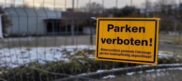 Abgesperrt: Auf auf dem alten Edeka-Gelände an der Wasserfurche wird Lidl bauen. - © Katrin Kantelberg