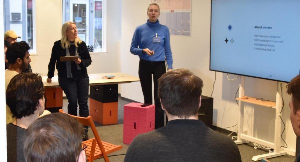 Studenten diskutieren darüber, wie die Lemgoer City für sie attraktiver werden kann. - © Stadt Lemgo/Planungsgruppe Stadtbüro