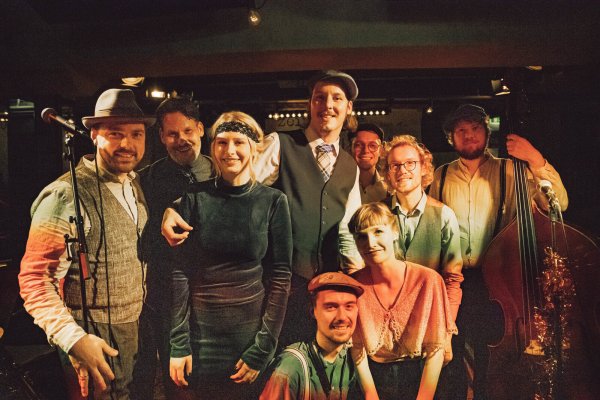 Das "Zeitgeisty"-Team um Oliver M. Pawlak geht auf eine literarische und musikalische Zeitreise in die Goldenen Zwanziger. - © B. Bohnenkamp