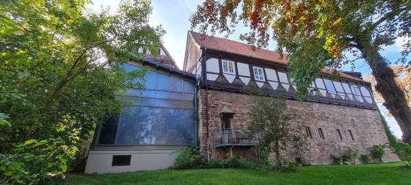 Es steht noch nicht viel fest, aber dieses schon: Die blaue Kapelle, einst ohnehin sehr umstritten, wird verschwinden. Stattdessen soll hier der neue Eingang ins künftige Burghotel entstehen. - © Marianne Schwarzer
