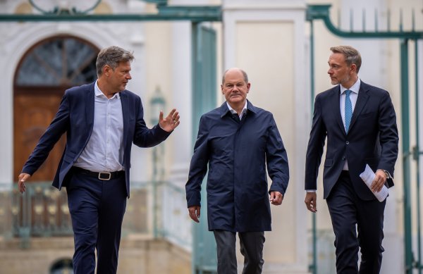 Bundeskanzler Olaf Scholz (SPD, M) kommt zwischen Christian Lindner (FDP, l), Bundesminister der Finanzen, und Robert Habeck (Bündnis 90/Die Grünen, r), Bundesminister für Wirtschaft und Klimaschutz, zum Pressestatement bei der Halbzeit-Klausur des Bundeskabinetts auf Schloss Meseberg. - © Michael Kappeler/dpa