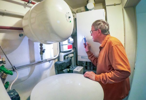 Ein Rentner liest seinen Gaszähler ab. Ob der Preis fürs Erdgas durch die Streichung der Speicherumlage tatsächlich günstiger wird, ist umstritten. - © picture alliance / Wolfgang Maria Weber