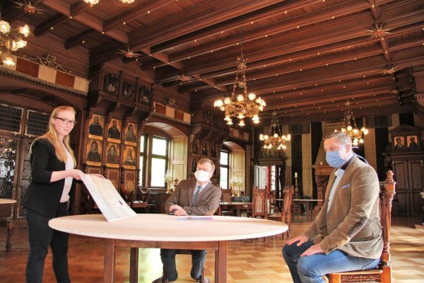 Lernen in historischem Gemäuer: (von links) Kuratorin Lisa-Marie Bergann macht Stephan Prinz zur Lippe sowie Gerd-Michael Smolich, Leiter der Fürstlichen Zentralverwaltung, zu Schülern. Ab Dienstag macht das Fürstliche Residenzschloss zu Detmold ein neues Bildungsangebot. - © Dirk Baldus