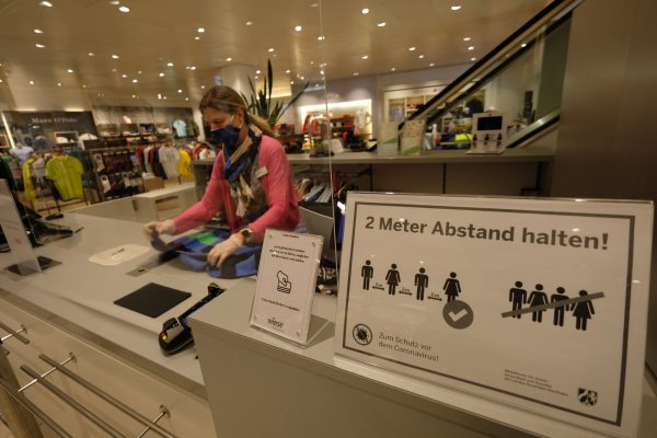 Im Modehaus Wiese machen Tafeln auf den geforderten Mindestabstand zwischen den Kunden aufmerksam. - © Sven Koch