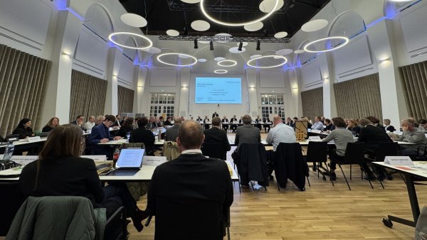 Ratssitzung im umgebauten Kurhaus. - © Sven Kienscherf