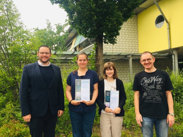 Juryvorsitzender Dr. Gregor Bloch (von links), Sophie Lüdersen, Karla Brandt und Lehrer Michael Bosse bei der Preisverleihung. - © Evangelischer Bund Westfalen und Lippe