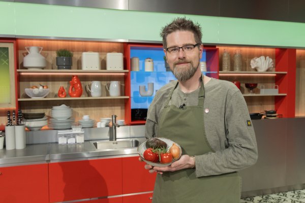 Hobbykoch Julian Tappe aus Lemgo stand bei der ZDF-Show "Küchenschlacht" am Herd. - © Norman Kalle